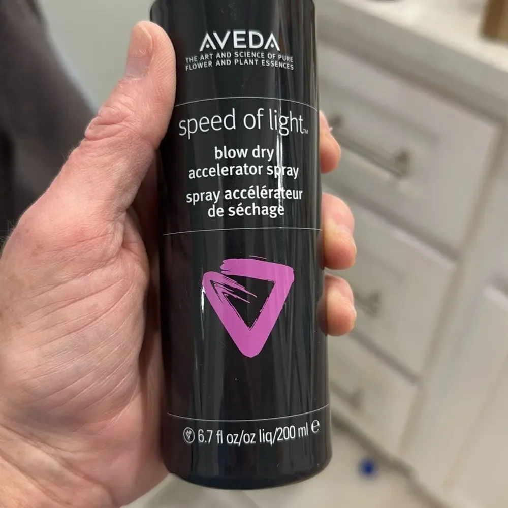 Aveda Speed of Light Blow Dry Spray - Black and Purple